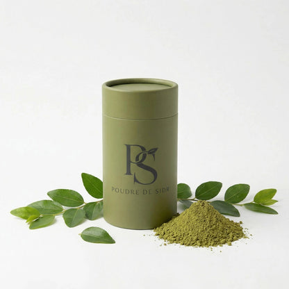 Poudre de Sidr en pot, entourée de poudre et de feuilles de jujubier (usage externe)